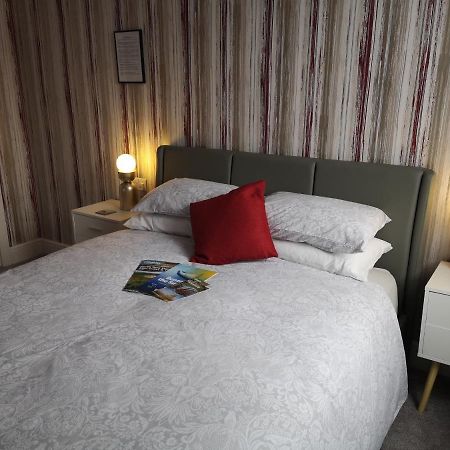 The Phoenix Guest House Скарбъро Екстериор снимка