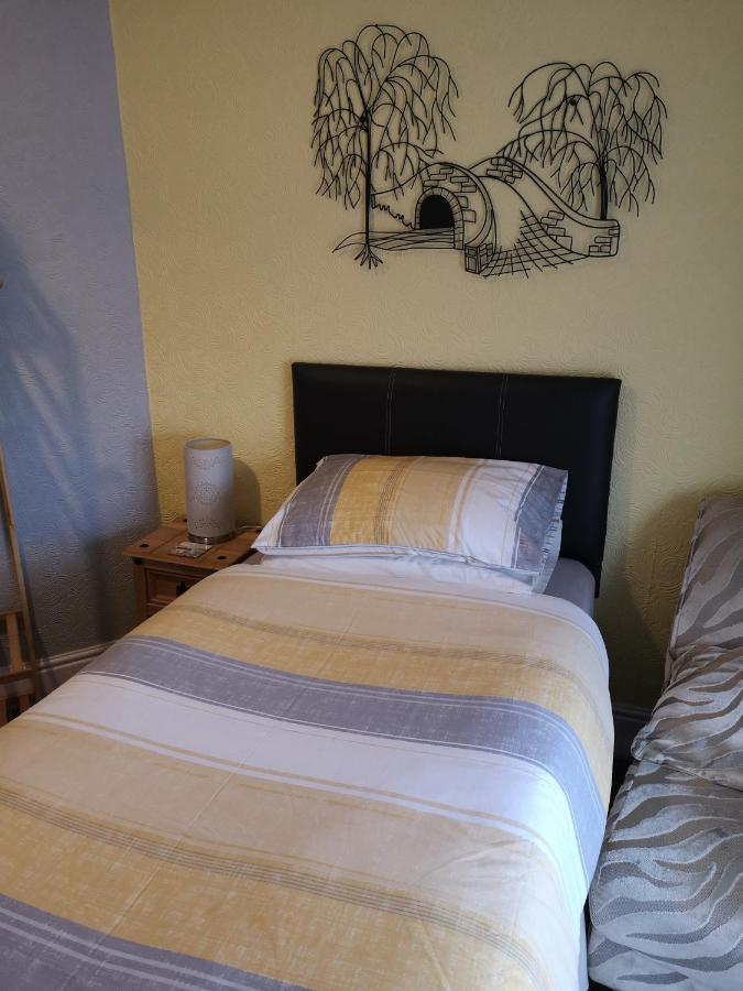 The Phoenix Guest House Скарбъро Екстериор снимка