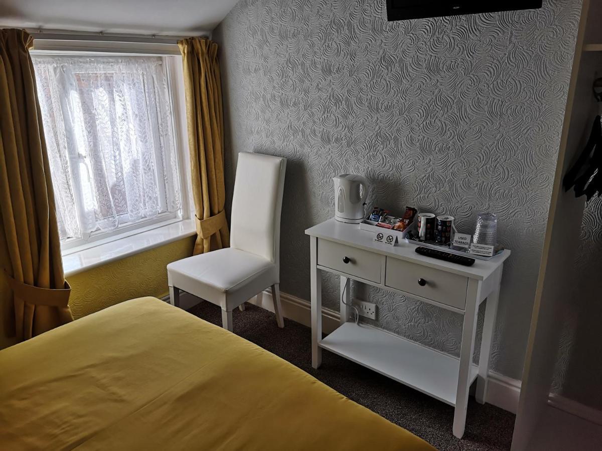 The Phoenix Guest House Скарбъро Екстериор снимка