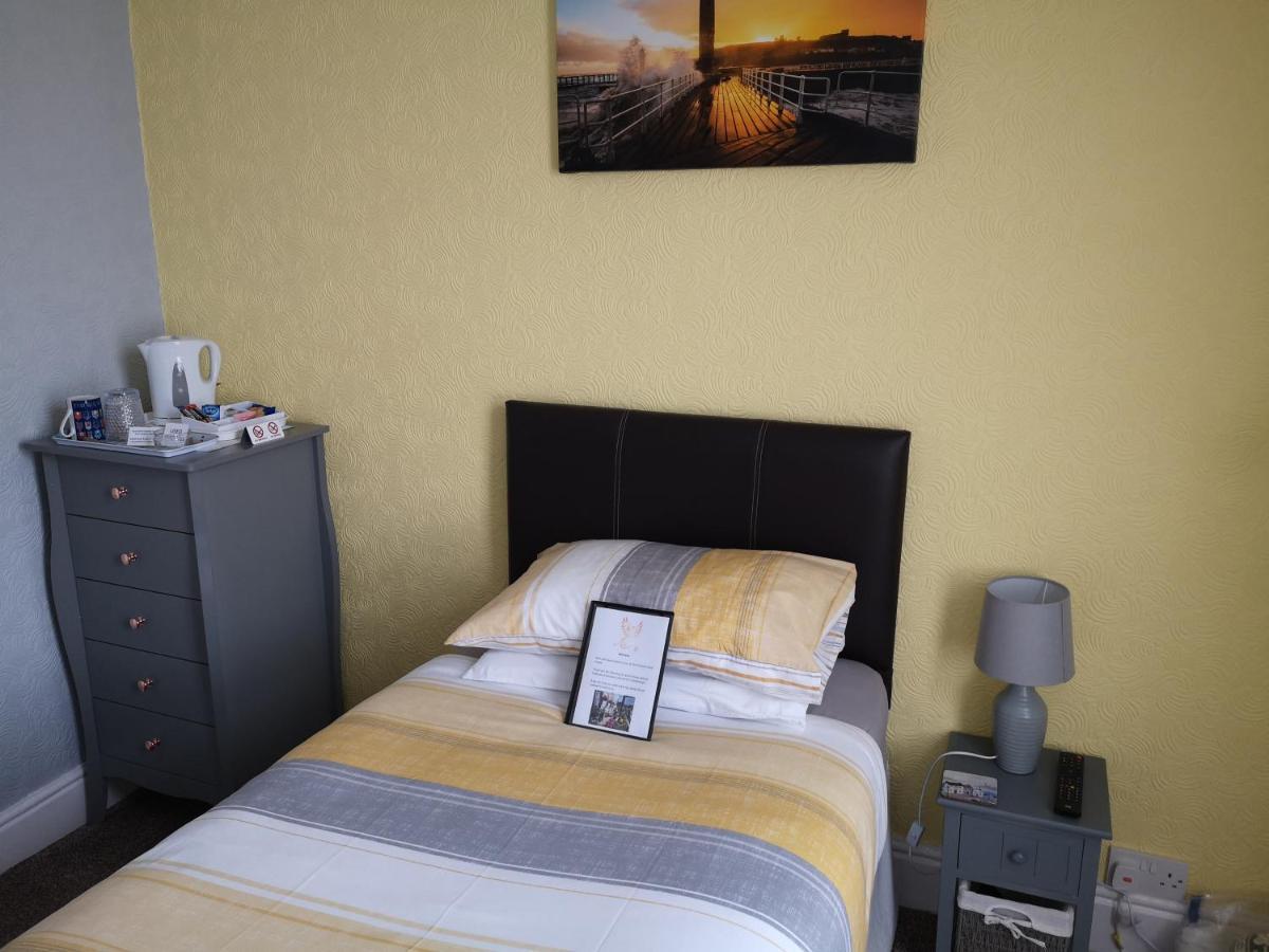 The Phoenix Guest House Скарбъро Екстериор снимка