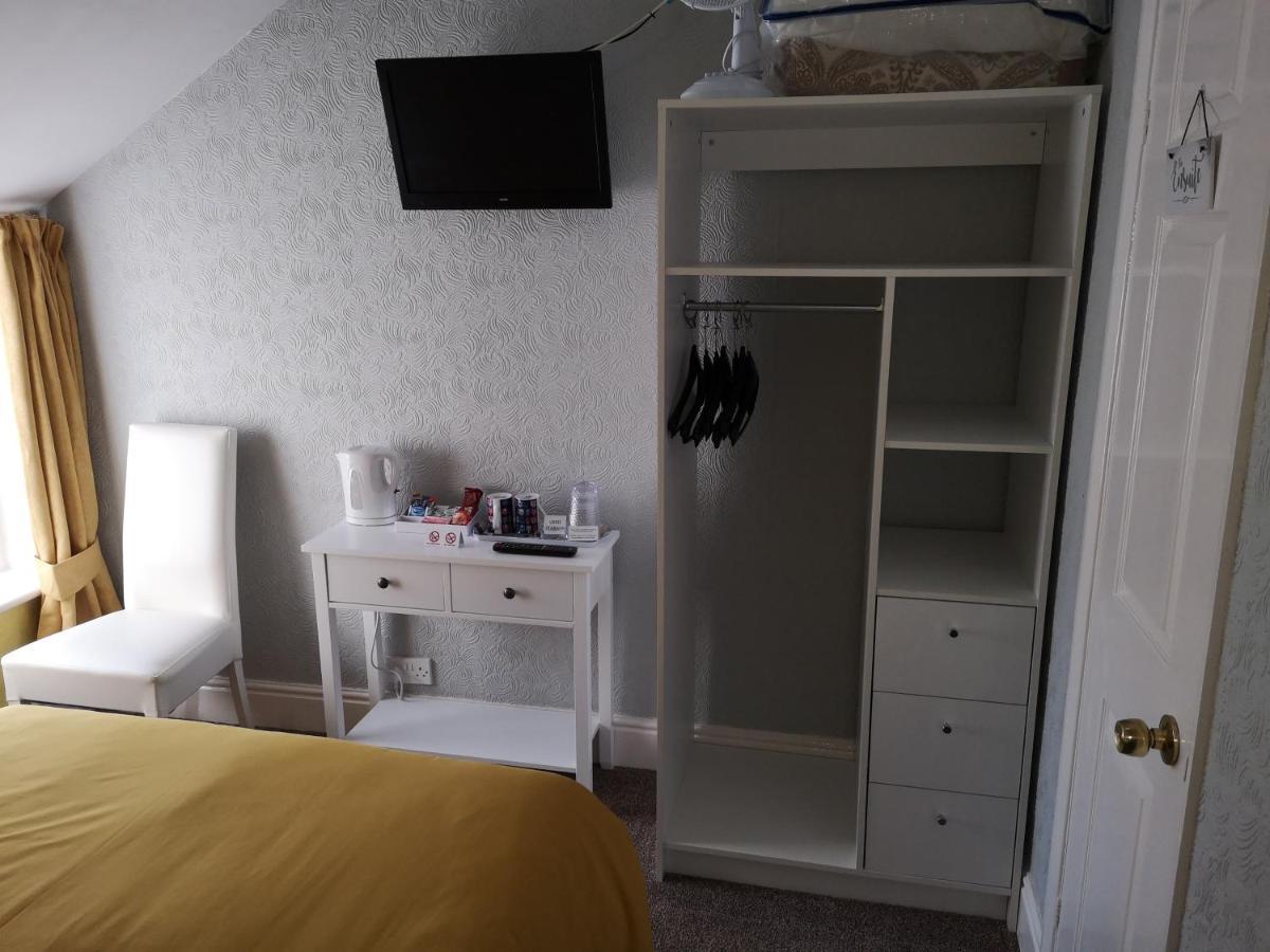 The Phoenix Guest House Скарбъро Екстериор снимка