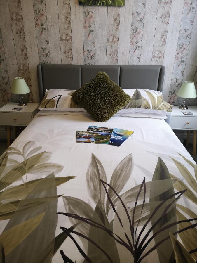 The Phoenix Guest House Скарбъро Екстериор снимка