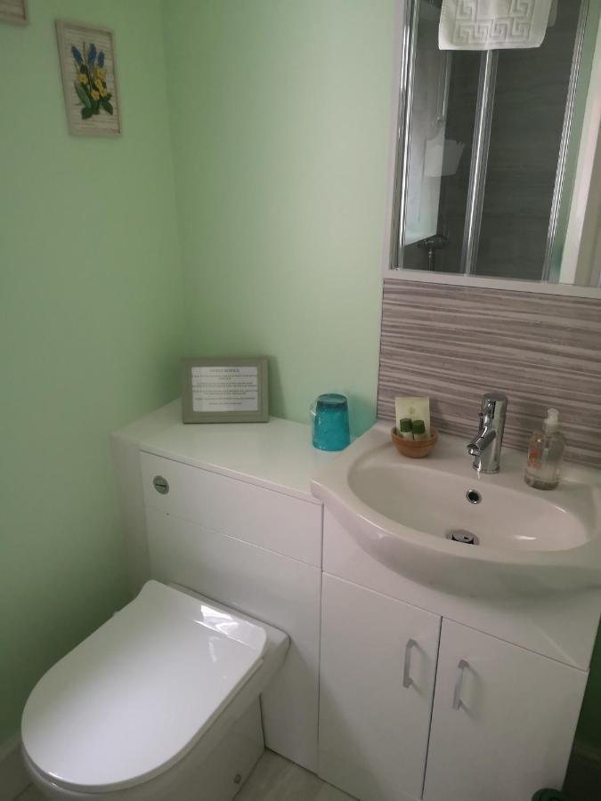 The Phoenix Guest House Скарбъро Екстериор снимка