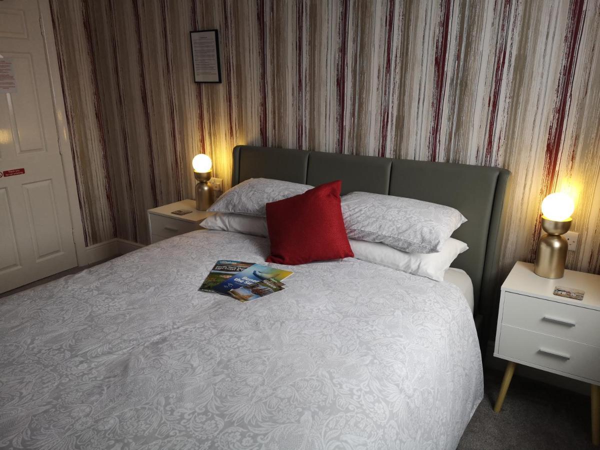 The Phoenix Guest House Скарбъро Екстериор снимка