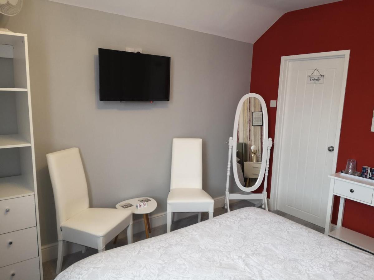 The Phoenix Guest House Скарбъро Екстериор снимка