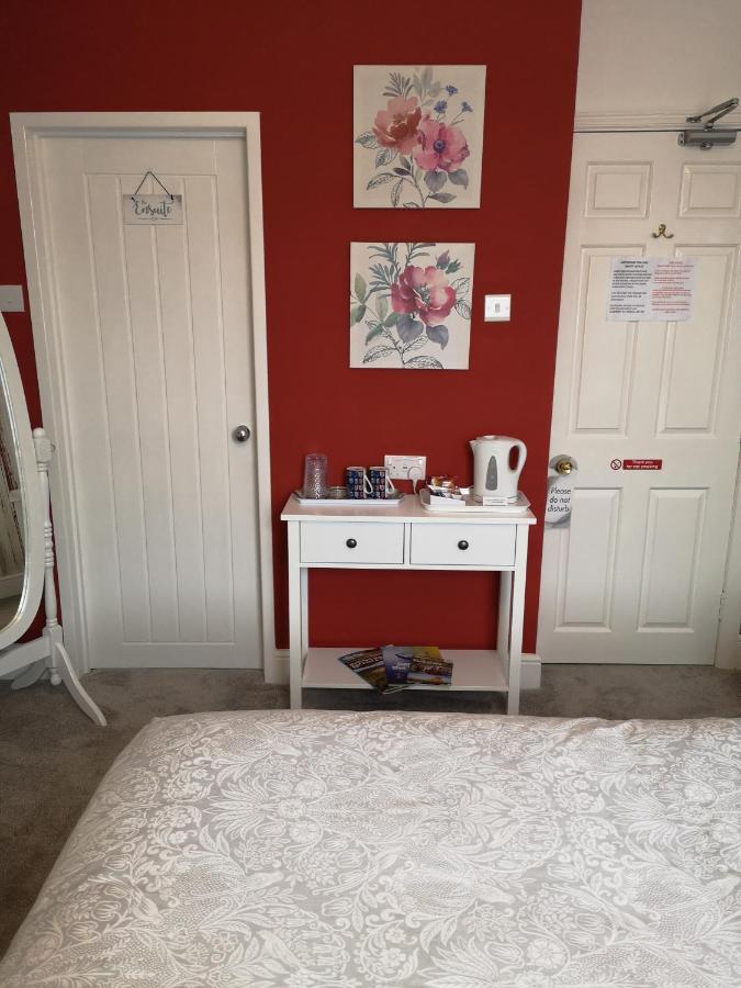 The Phoenix Guest House Скарбъро Екстериор снимка