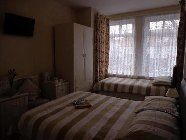 The Phoenix Guest House Скарбъро Екстериор снимка